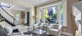 Luxurious Multi-Fam Home 10 Mins to Downtown