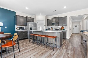 Fridge, microwave, oven, stovetop - The Villa at Farmville Lakes (Auburn)