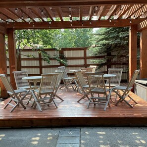 Outdoor dining - Mountain View Studio (Canmore)