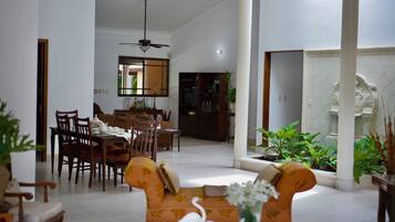 Comfort Villa | Living area | Flat-screen TV