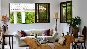 Villa Confort | Zona de estar | Una televisión de pantalla plana