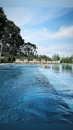 A swimming pool with lounge chairs and a tropical setting. - Alko Hotel Tribu del Viento (Calima)