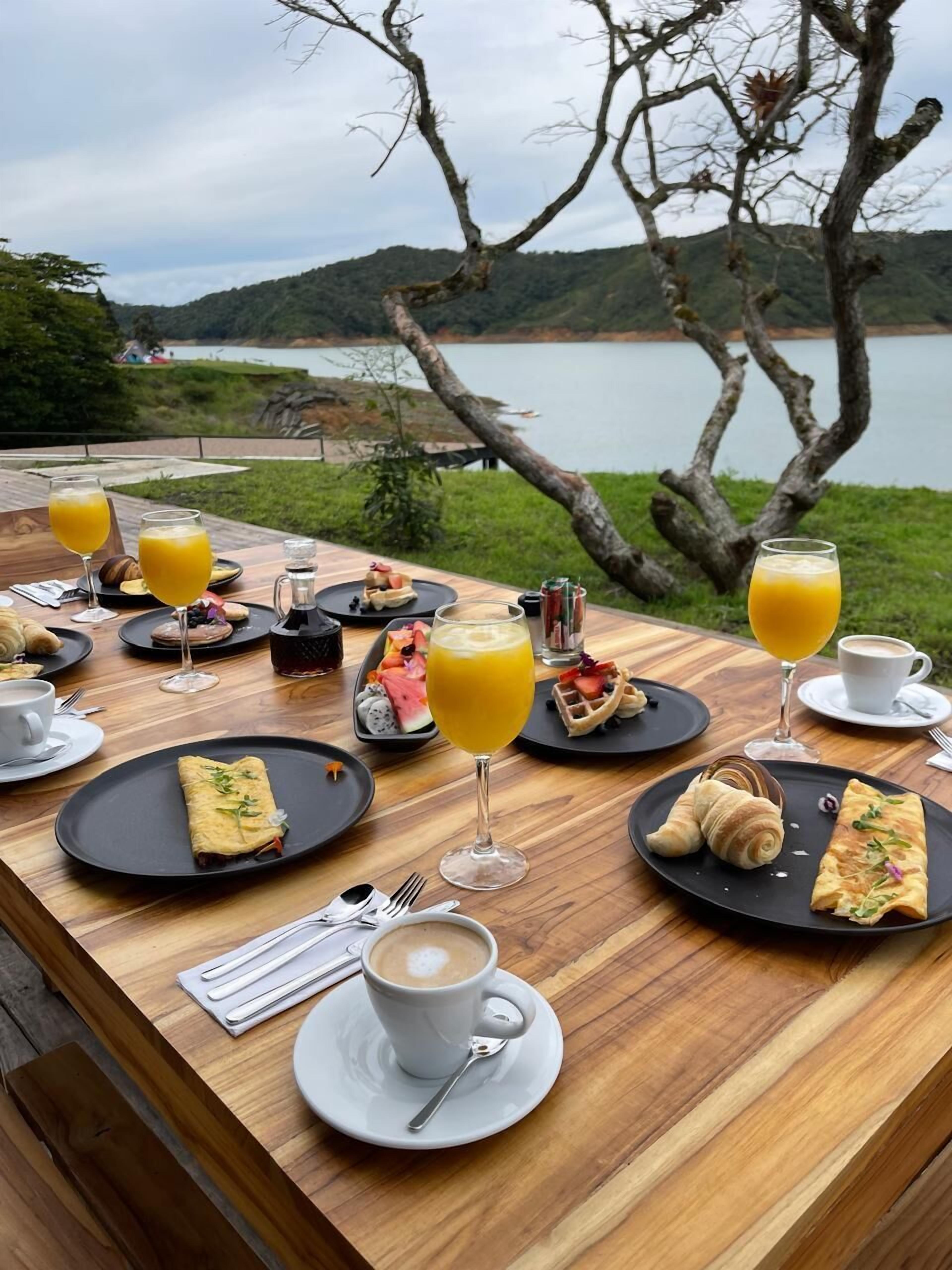 فطور مطهو حسب الطلب مجانًا يوميًا