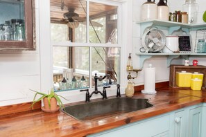 House | 3 bedrooms - Classic Lakeside Cottage Masters Rental (Modoc)