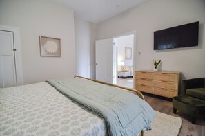 3 bedrooms, iron/ironing board, WiFi, bed sheets - Charming Downtown Fort Mill Home w/ Large Backyard (Fort Mill)