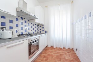 Kühlschrank, Herdplatte, Wasserkocher mit Kaffee-/Teezubehör