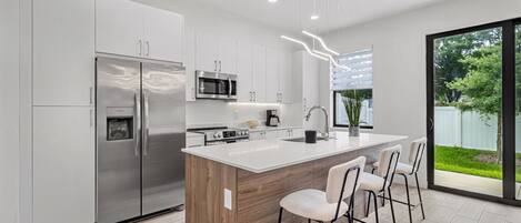 Køleskab, mikrobølgeovn, ovn, kogeplade