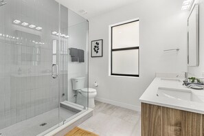 Douche, sèche-cheveux, serviettes fournies, savon