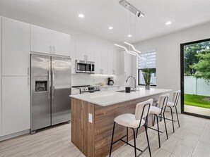 Een koelkast, een microgolfoven, een oven, een kookplaat