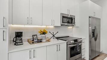 Refrigerador, microondas, horno y parrilla de estufa