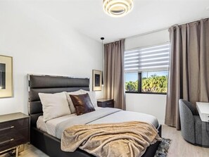 12 soverom, skrivebord, strykejern/-brett og wi-fi (inkludert)