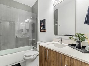 Dusj, hårføner, håndklær og såpe