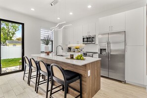 Fridge, microwave, oven, stovetop - New Specials, Ideal location for Spring Training (Tampa)