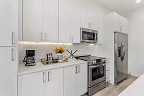 Køleskab, mikrobølgeovn, ovn, kogeplade