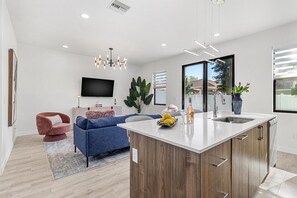 Smart TV, video library - Tampa 3BR | 4 Miles to Stadium, Close to Airport & Zoo (Tampa)