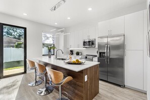 Refrigerador, microondas, horno, placa de cocina