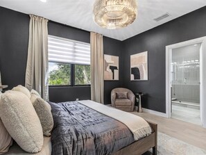 3 bedrooms, desk, iron/ironing board, free WiFi - NEW to VRBO, Last Min Specials (Tampa)