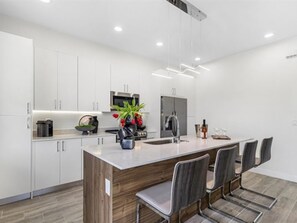 Fridge, microwave, oven, stovetop - NEW to VRBO, Last Min Specials (Tampa)