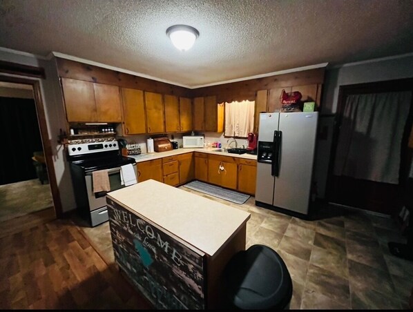 Refrigerador, microondas, horno y parrilla de estufa 