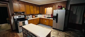3-bedroom house in beautiful country setting with AC and WiFi.Gorgeous old oaks.