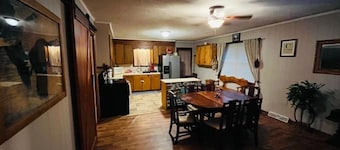 3-bedroom house in beautiful country setting with AC and WiFi.Gorgeous old oaks.