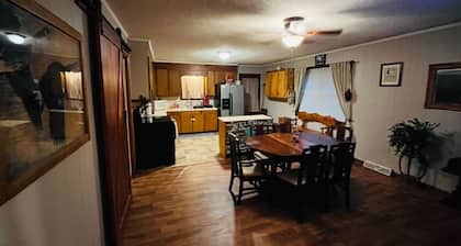 3-bedroom house in beautiful country setting with AC and WiFi.Gorgeous old oaks.
