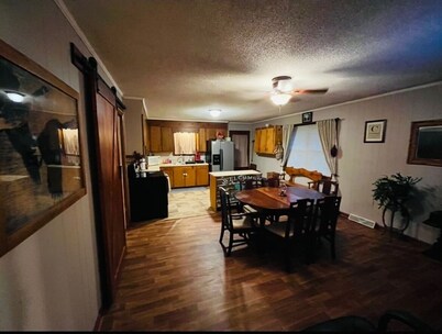 3-bedroom house in beautiful country setting with AC and WiFi.Gorgeous old oaks.
