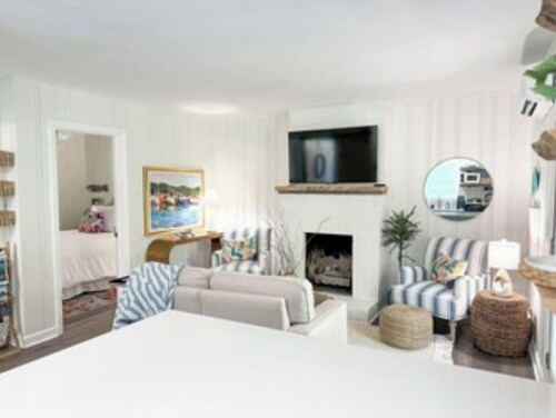 “Birchwood” is a Charming 2 bedroom Cottage located at The Va Dare & sleeps 4!!