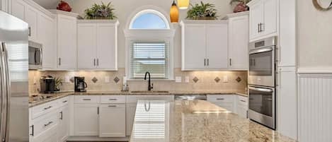 Mikrovågsugn, ugn, spishäll och diskmaskin