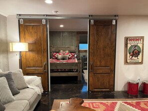 TV, fireplace - Mountain View Retreat, Mountain View Retreat (Madison County)