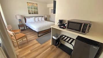 Standard Room, 1 King Bed, Private Bathroom | Free WiFi, bed sheets