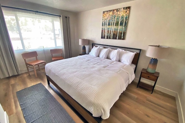 Standard Room, 1 King Bed, Private Bathroom | Free WiFi, bed sheets