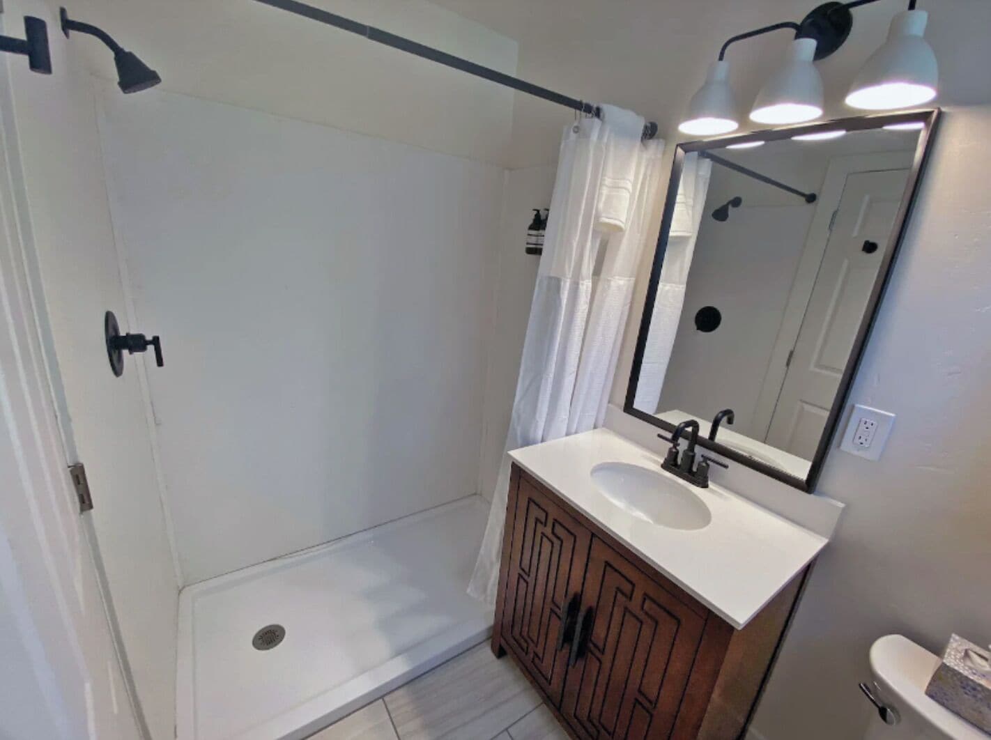 Douche, séchoir à cheveux, serviettes fournies, savon