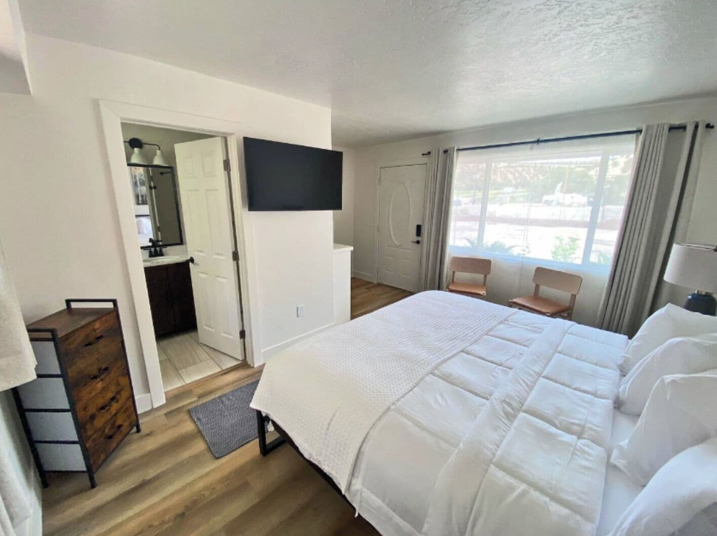 غرفة عادية - سرير ملكي - بحمام خاص | واي فاي مجانًا وملاءات أسرّة