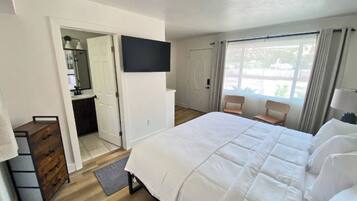 Standard Room, 1 King Bed, Private Bathroom | Free WiFi, bed sheets