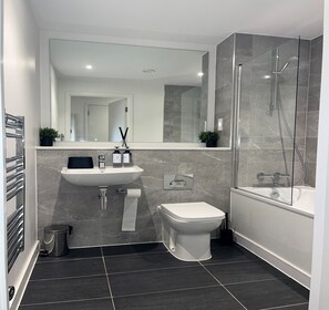 アパートメント | バスルーム | シャワー、タオル、トイレットペーパー