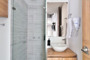 Departamento (413) | Baño | Regadera, toallas, jabón, shampoo 