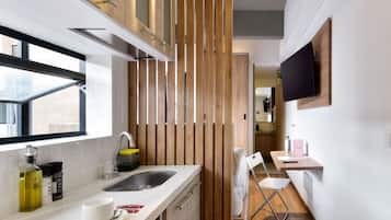 Apartment (413) | Private kitchen | Fridge, cookware/dishes/utensils