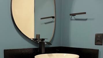 Haartrockner, Handtücher, Seife, Shampoo