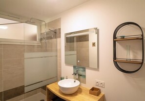 Shower, towels