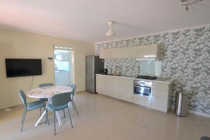 Een koelkast, een magnetron, een oven, een kookplaat