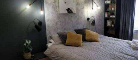4 habitaciones, tabla de planchar con plancha y cuna de viaje