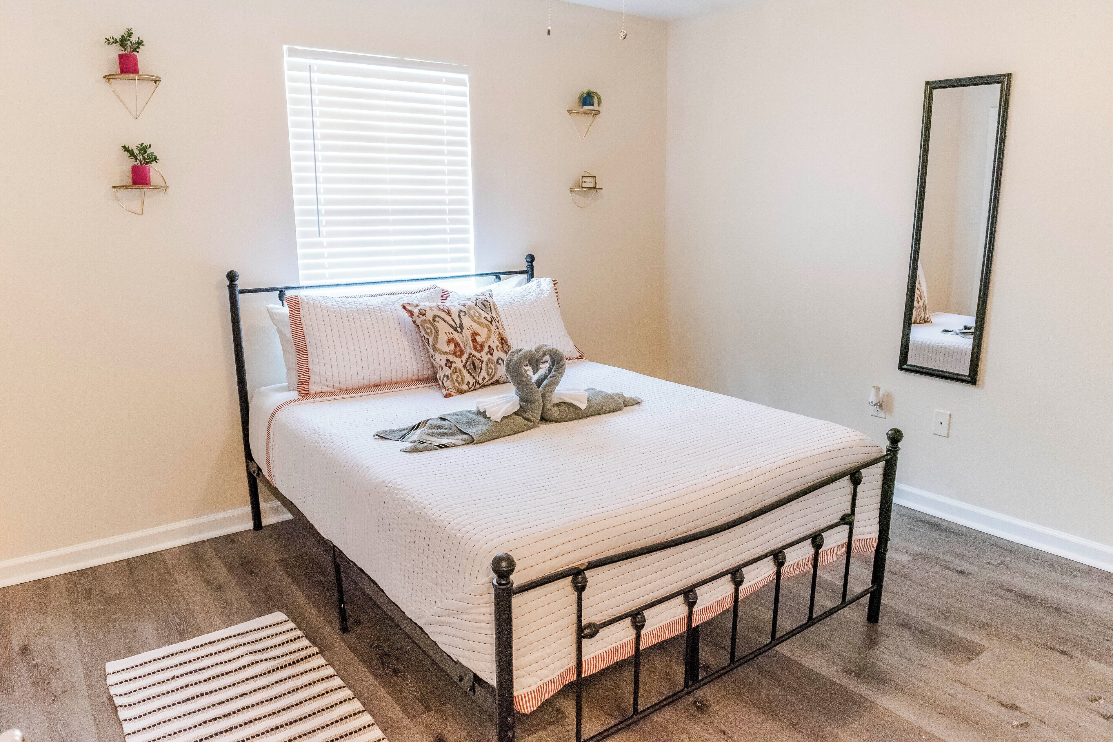 2 bedrooms, desk, iron/ironing board, free WiFi