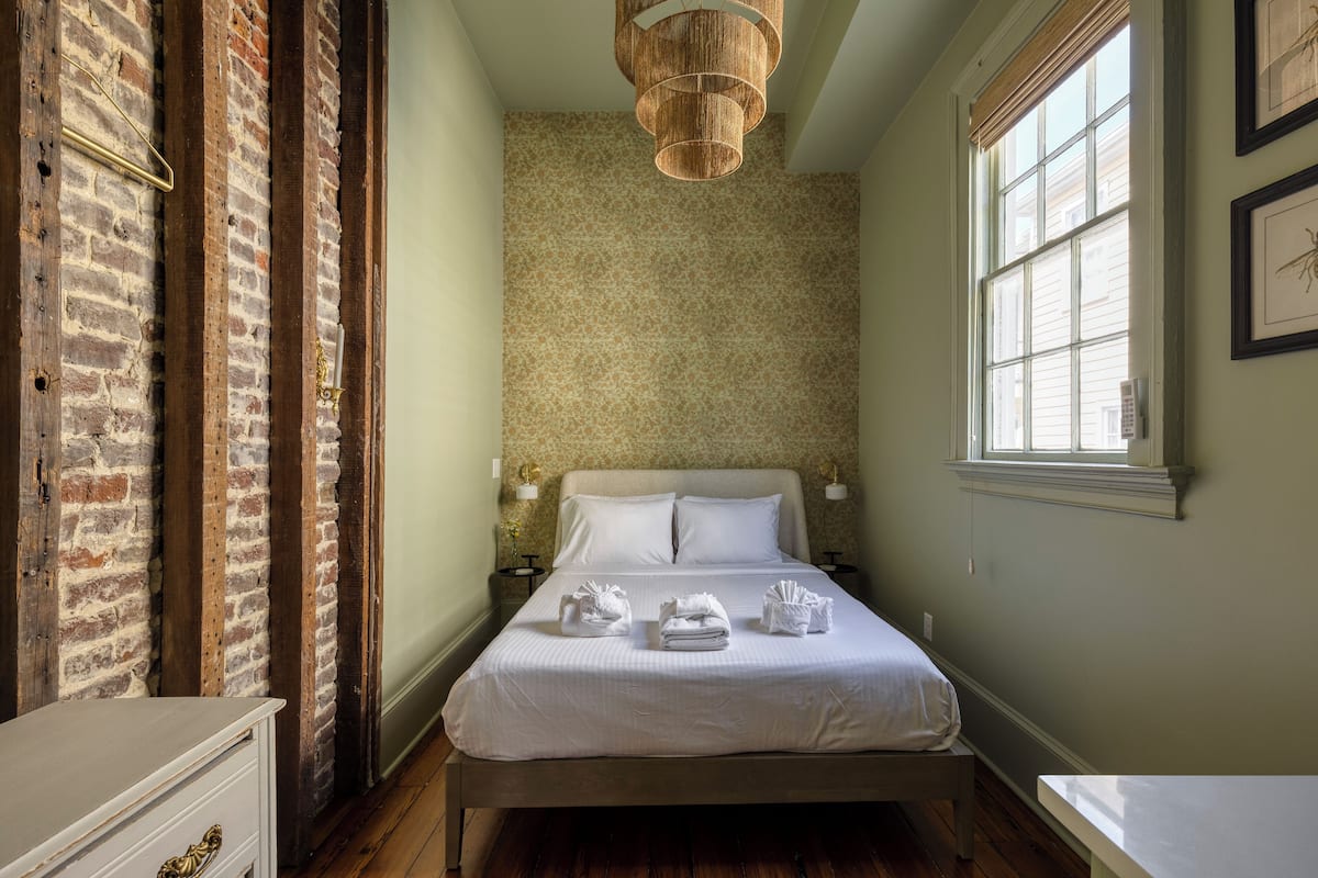 Habitación básica | Ropa de cama de alta calidad y camas con efecto memoria