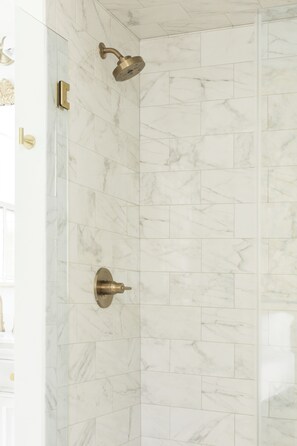 Classic Room | Bathroom | Shower, free toiletries, hair dryer, towels - The Ashley (Charleston)