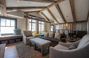 Televisor, llar de foc i oficines 