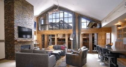 Luxury 3BR Penthouse in Prime Location