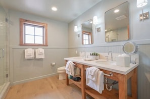 Hair dryer, towels, soap, shampoo - Mtn View 3BR Condo w/ Kitchen in Prime Location (Crested Butte)