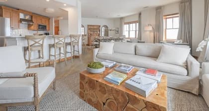 Mtn View 3BR Condo w/ Kitchen in Prime Location