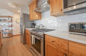 Réfrigérateur, four à micro-ondes, un four, surface de cuisson